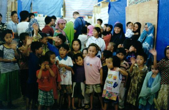 Vluchtelingen hebben hun onderkomens gebouwd in een sporthal - Marawi City